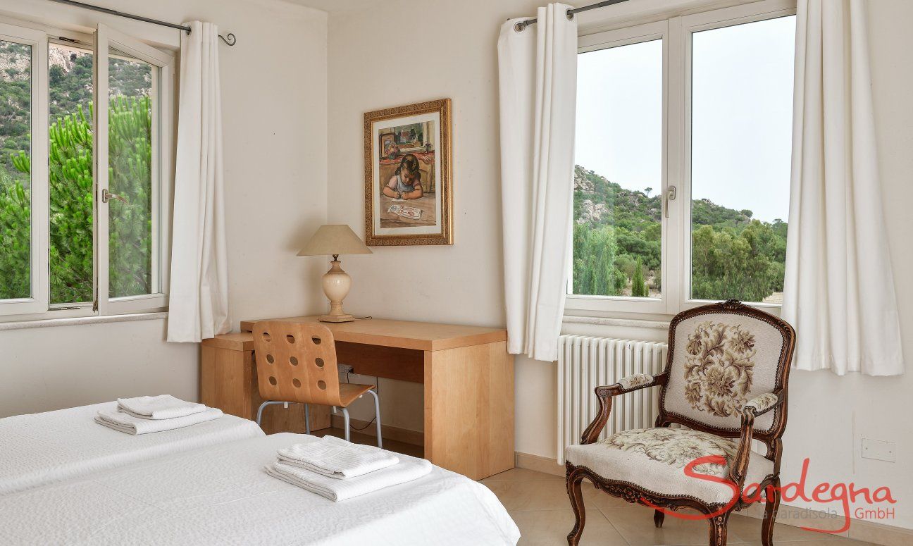 Villa Caroline | Bright bedroom 2 with a writing desk Bright bedroom 2 with a writing desk