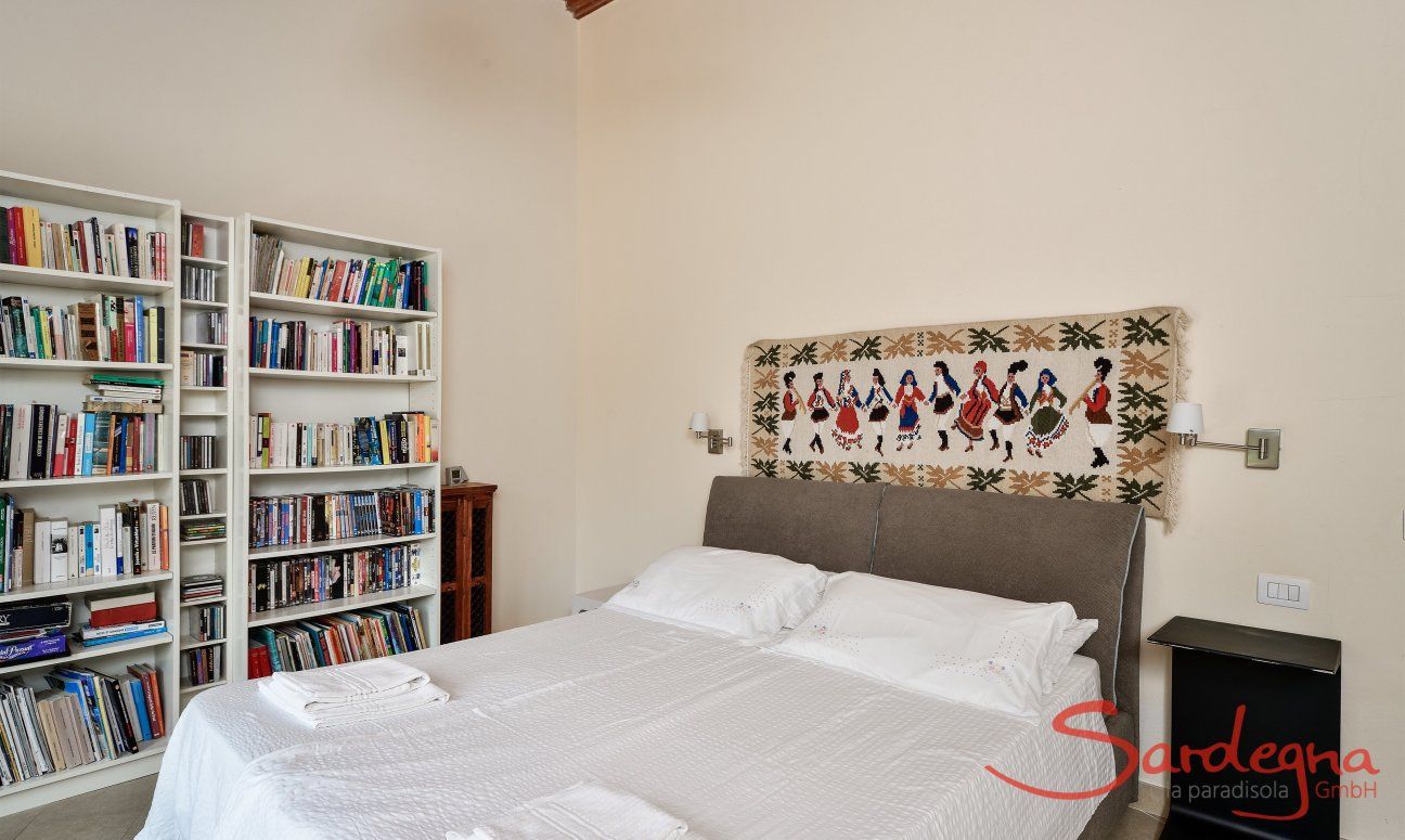 Villa Caroline | Bedroom 1 with a huge bookshelf Bedroom 1 with a huge bookshelf