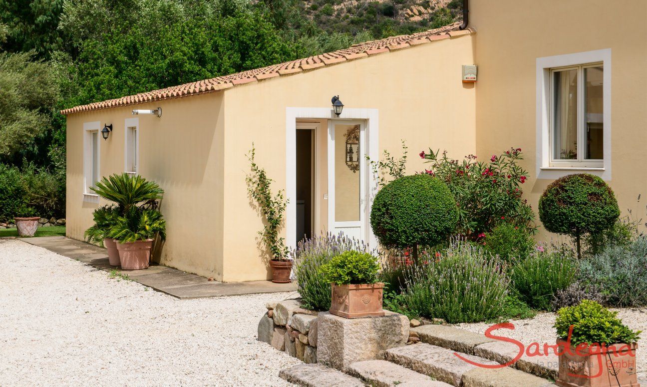 Villa Caroline | Entrance with Mediterranean plants Entrance with Mediterranean plants