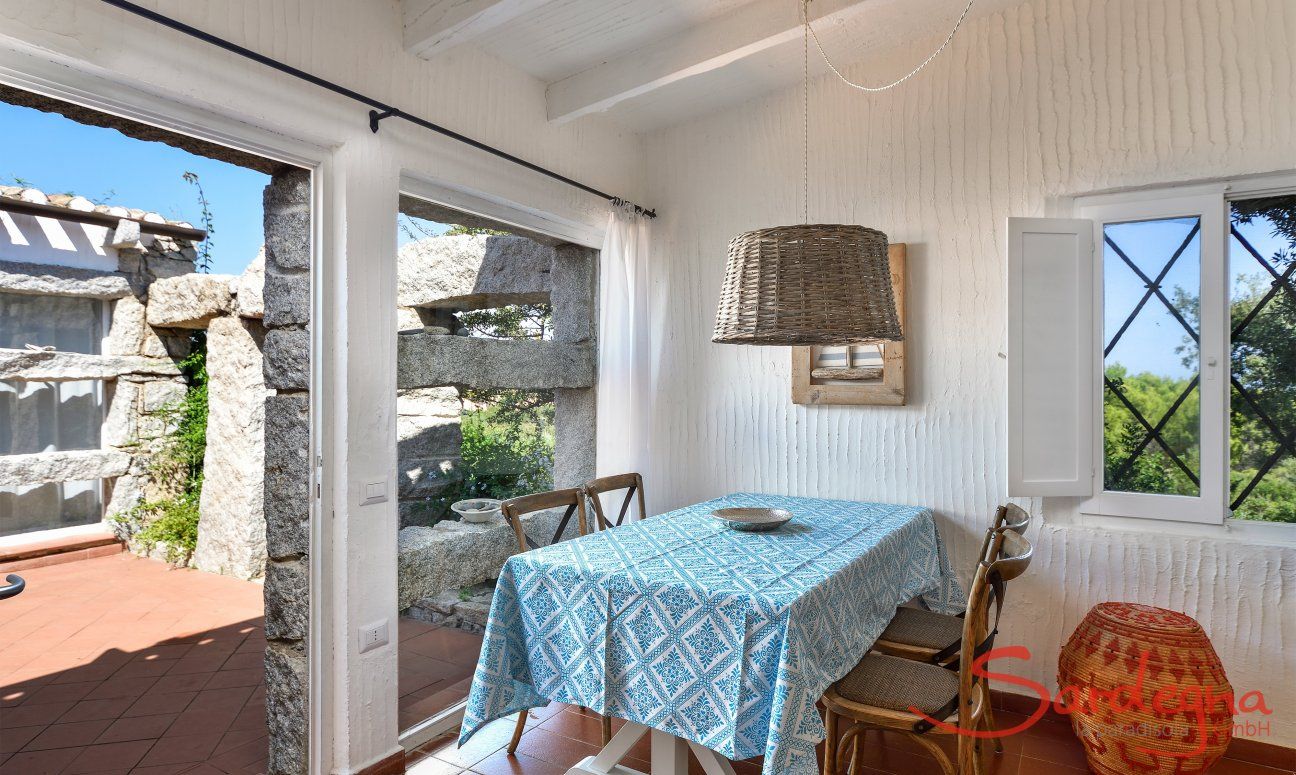 Casa 2 | Dining table beside big panoramic windows Diningtable inside