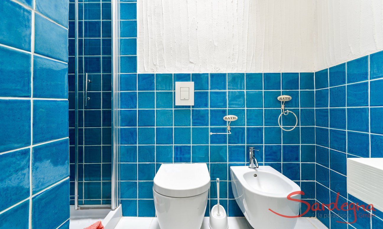 Casa 2 | Bathroom with shower and bidet, one on each side of the patio Bath