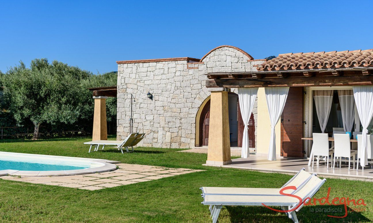 Villa Campidano 20 | Garden with green lawn, pool and house Villa Campidano 20 with garden and pool