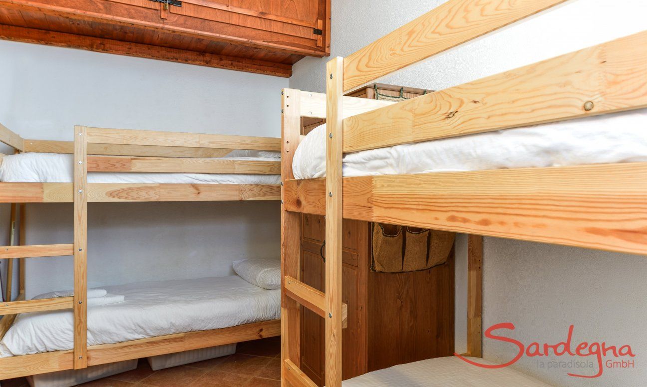 Bedroom with 2 bunk beds 