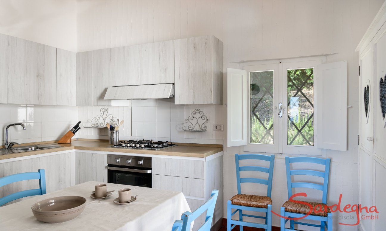 Modern and fully equipped kitchen with dining table 