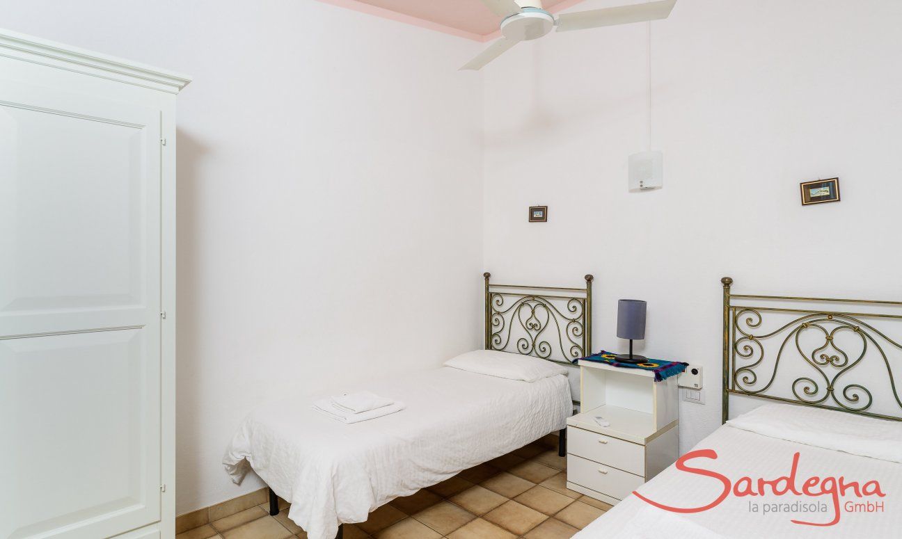 Bedroom with two single beds Meloni 2 in Sant Elmo