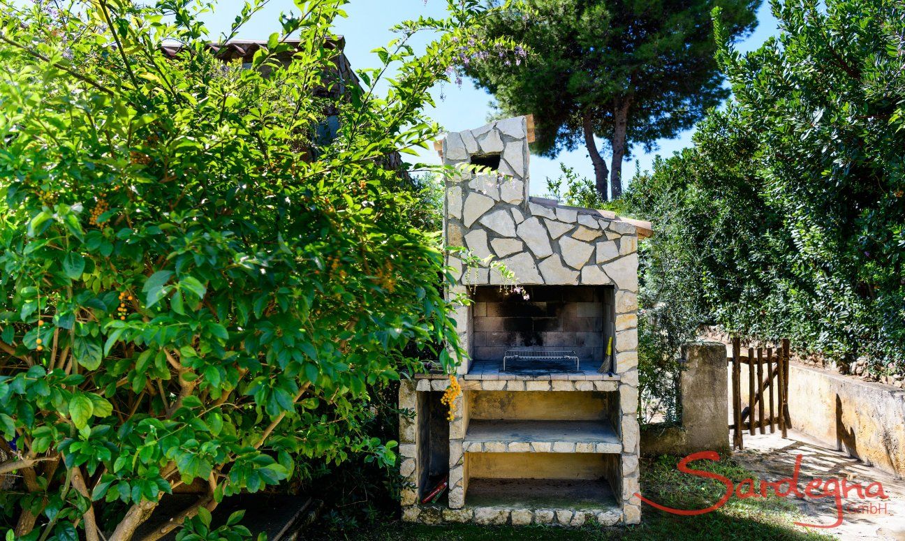 BBQ area in the garden Meloni 2 in Sant Elmo