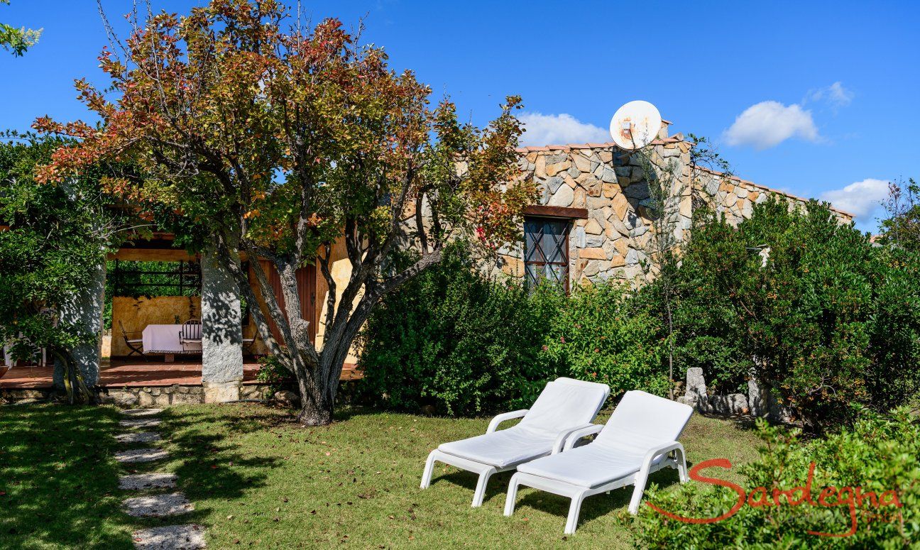 Casa Meloni 2 | Garden with sunbeds leading to the entrance of the house Garden with sunbeds Meloni 2 in Sant Elmo