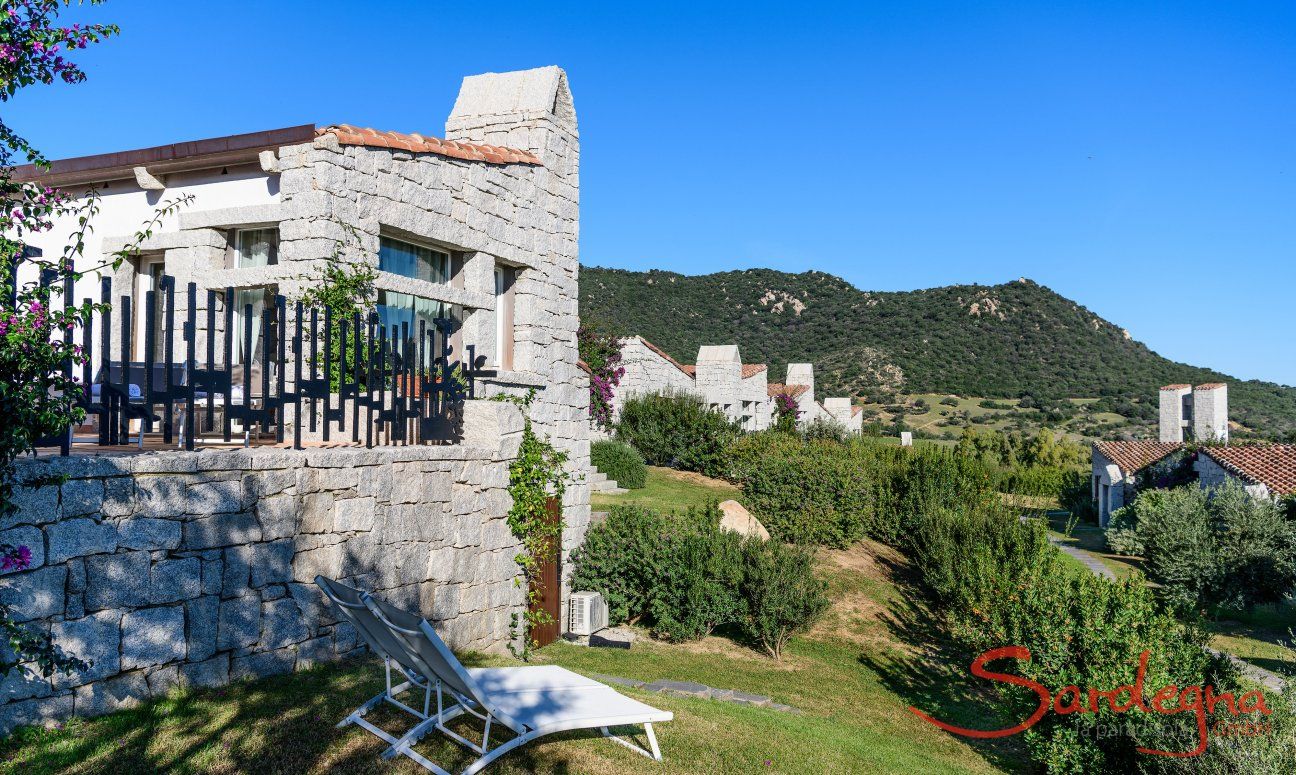 House in granite and garden with sunbeds