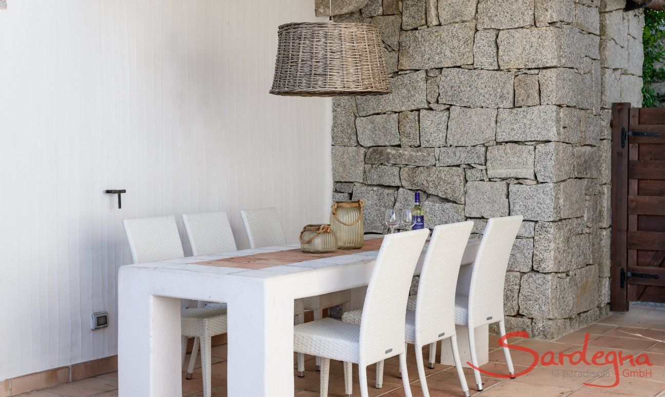 Dining table in the courtyard of Li Conchi 29