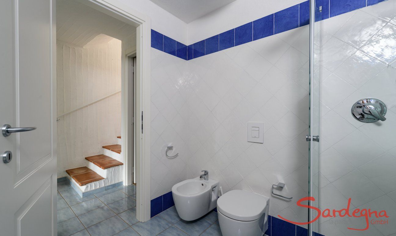 Bathroom  with bidet, toilet and shower, Li Conchi 29
