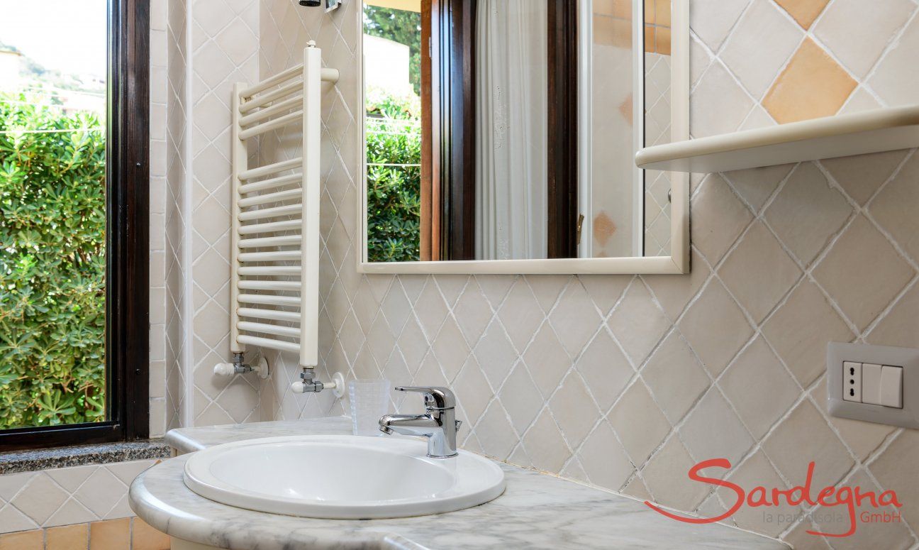Villa Giangaleazzo | Bright bathroom 1 Bright bathroom 1