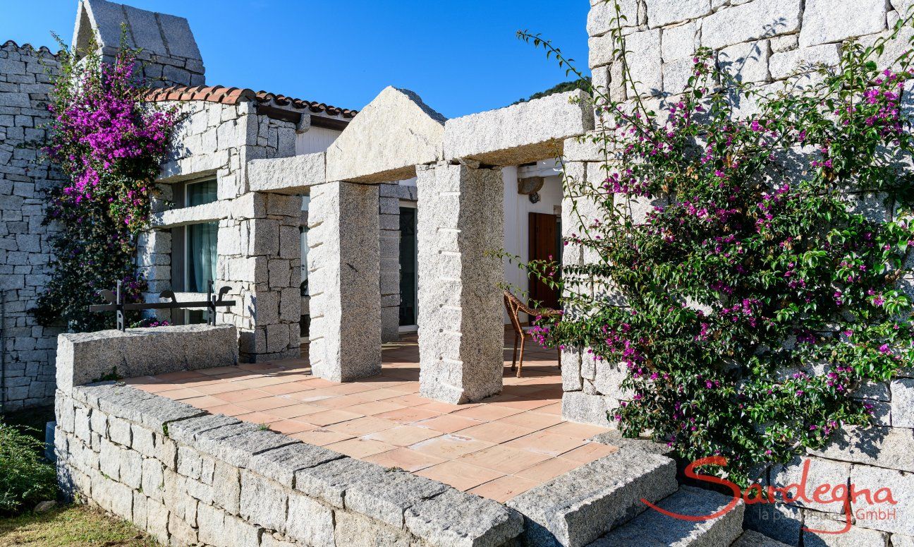 Li Conchi 30 | Entrance on the terrace through granite arches Entrance