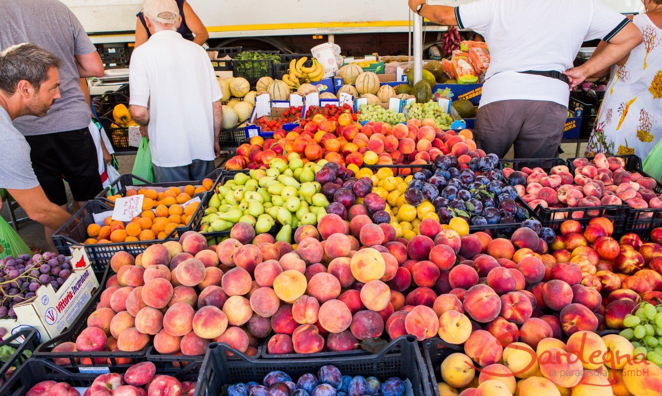 Villa Vela | Regional goods of sardinian farmers weekly market
