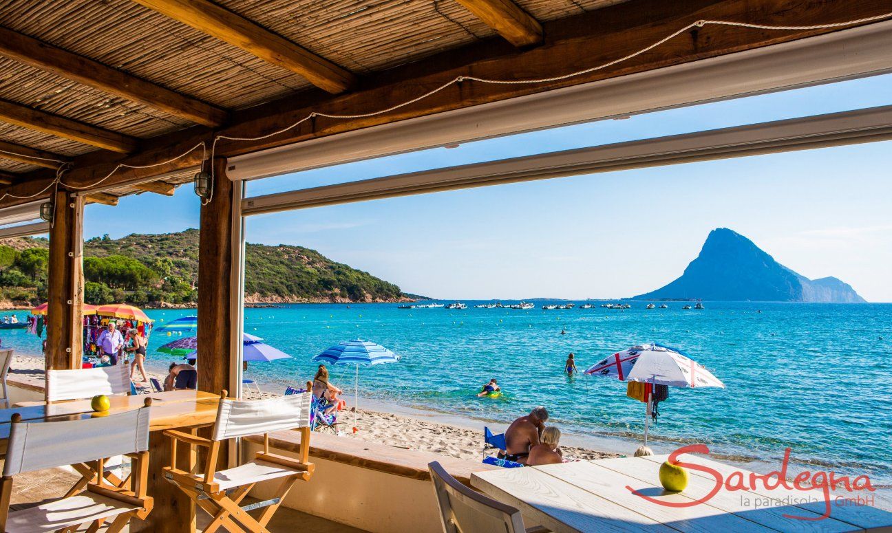 Bar and restaurant direclty on the beach of Porto Taverna