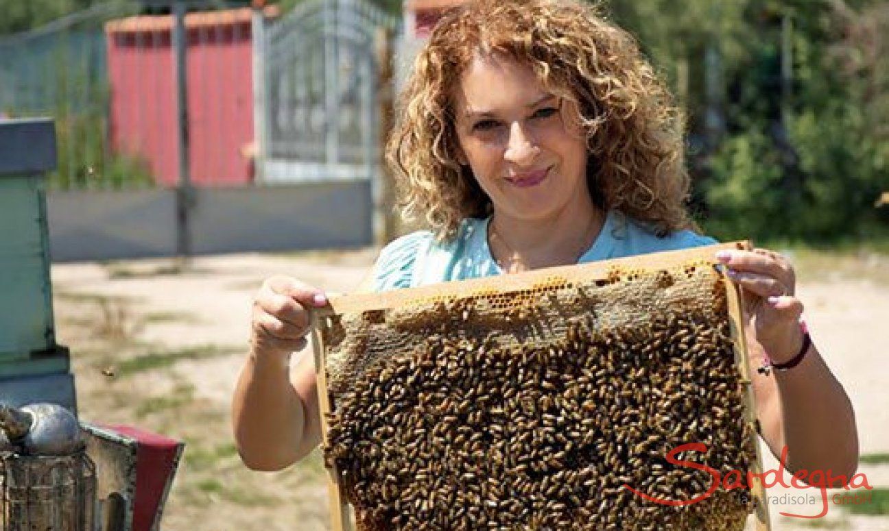 The author Cristina Caboni is a mother, wife and beekeeper.