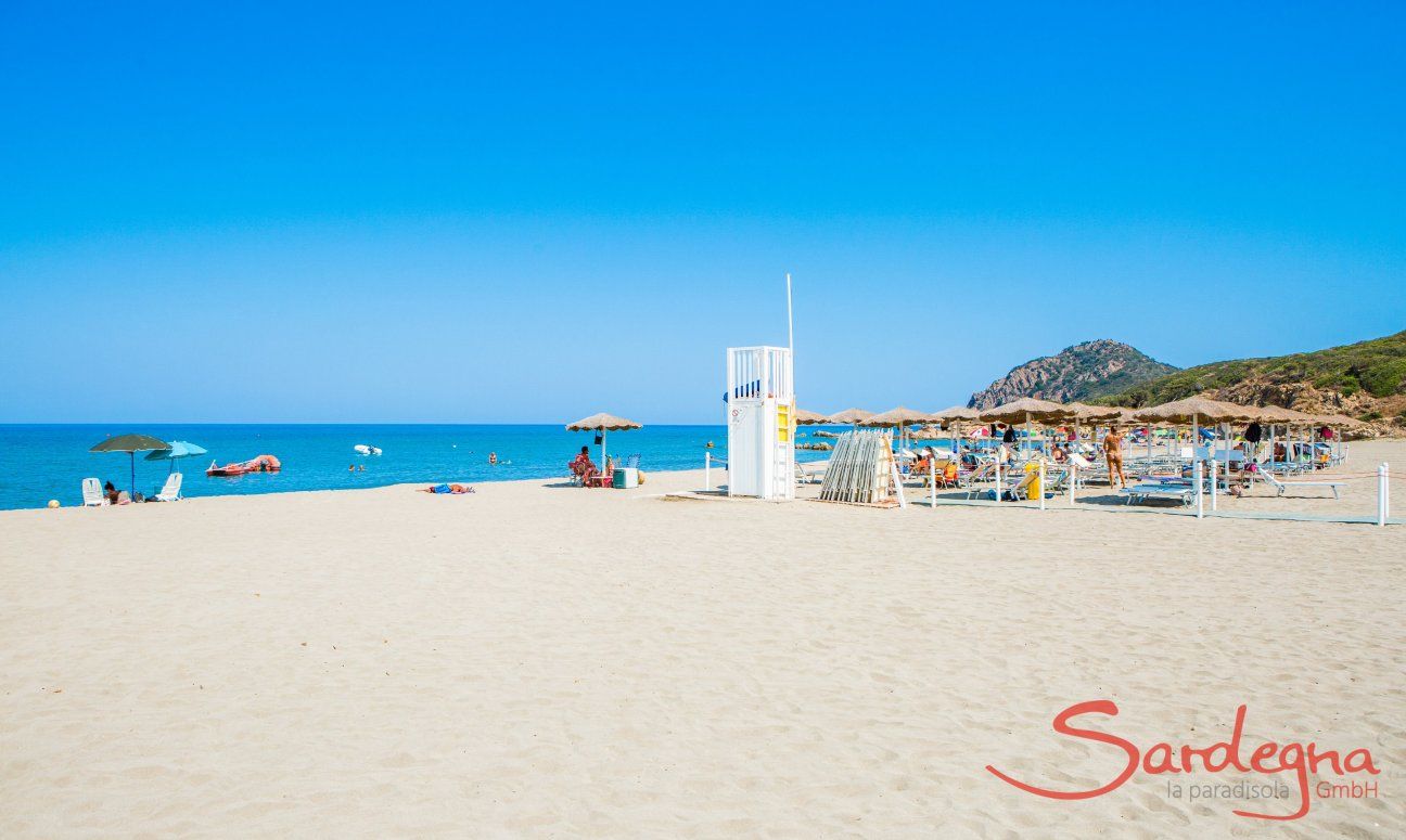 Large, white sandy beach Feraxi and ombrellas from the lido Il Delfino