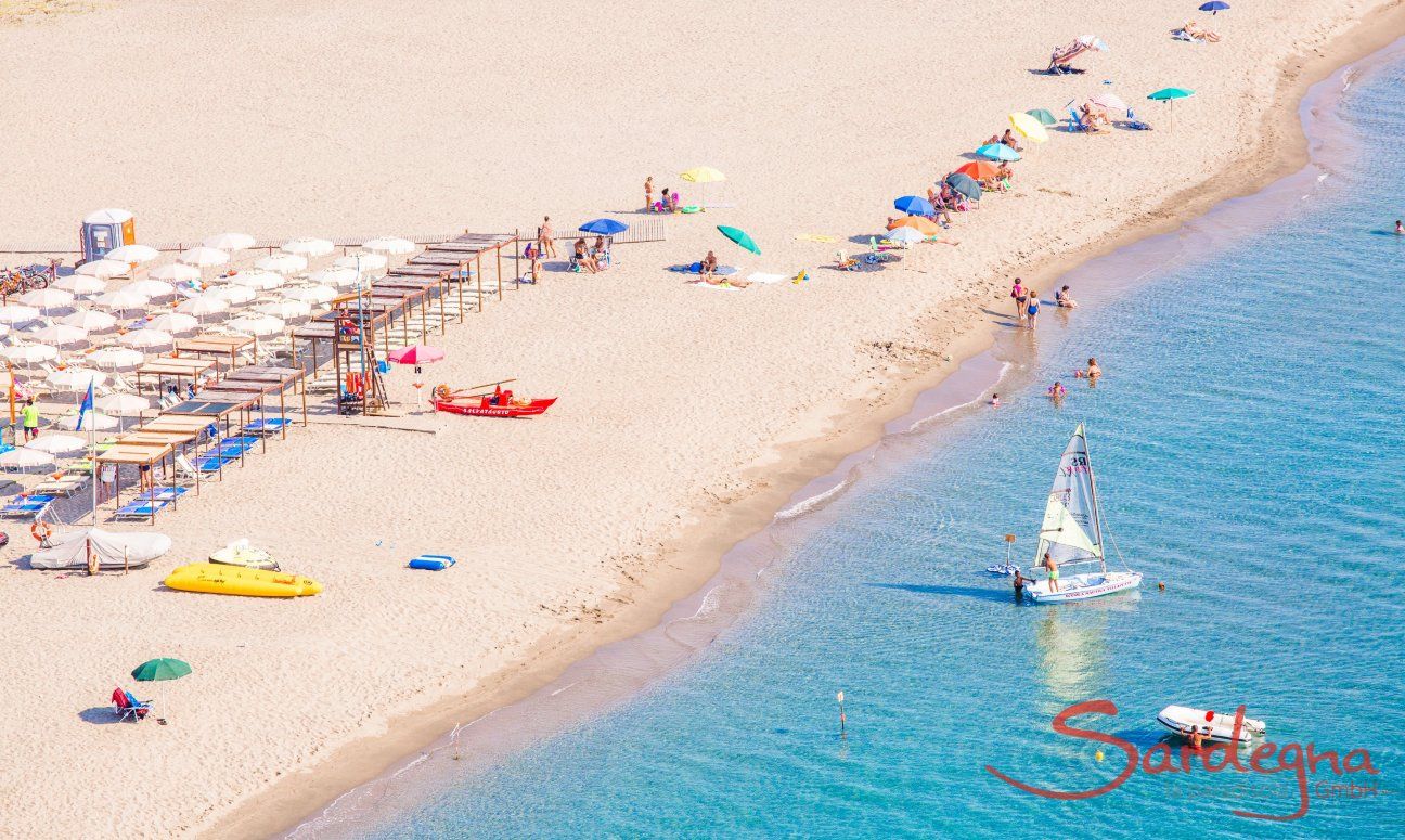 Wide, white sandbeach with umbrellas and sundbeds for rent or free, Torresalinas