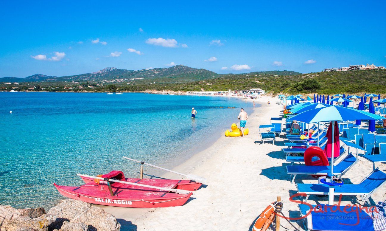 Sunbed- and ombrella rental on the white sandy beach of Golfo Aranci