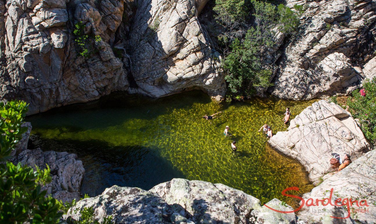 Trekking and bathing in the mountains behind San Teodoro