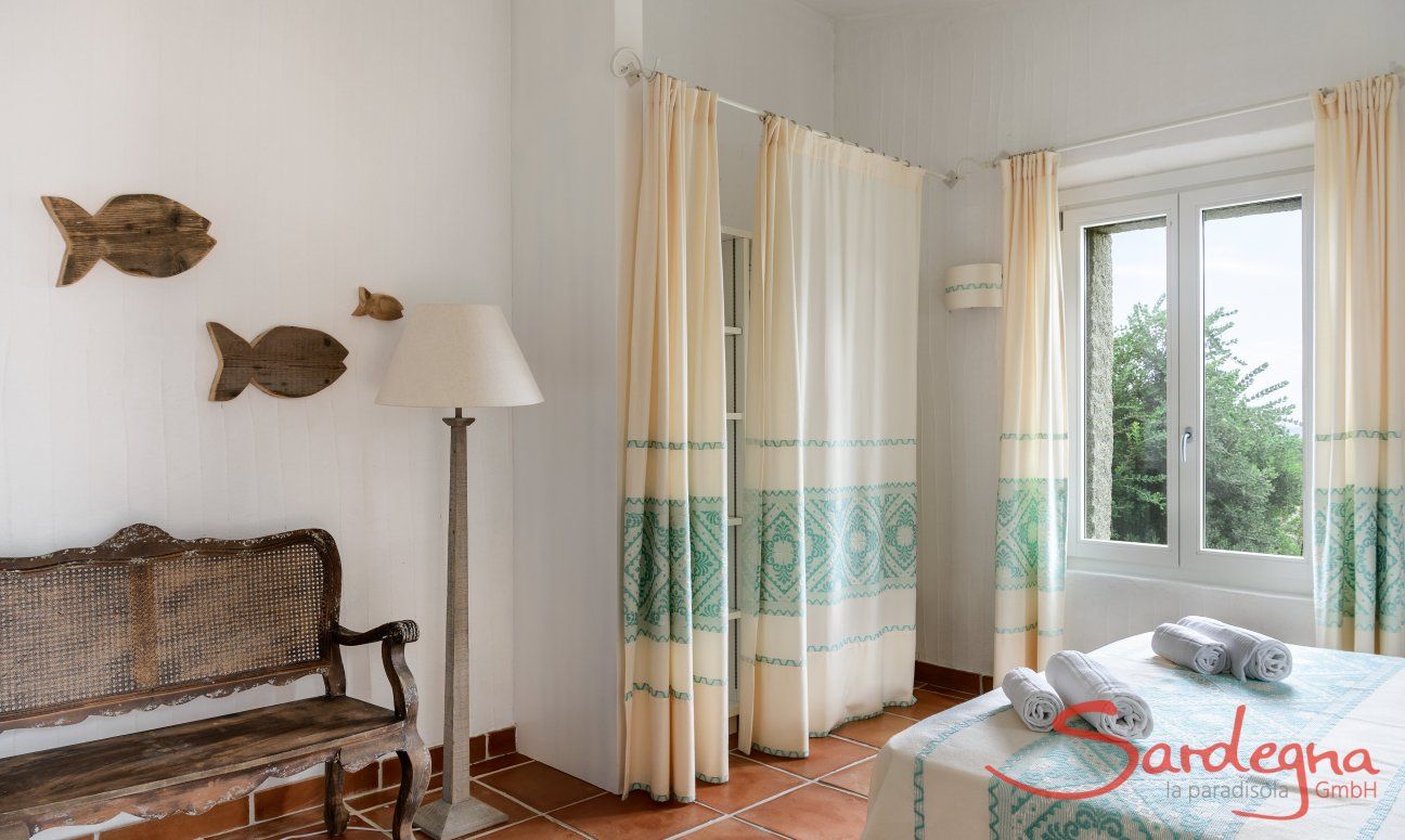 Li Conchi 30 | Baedroom 1 with double bed, wall closet and wooden bench Presentation of Li Conchi 30