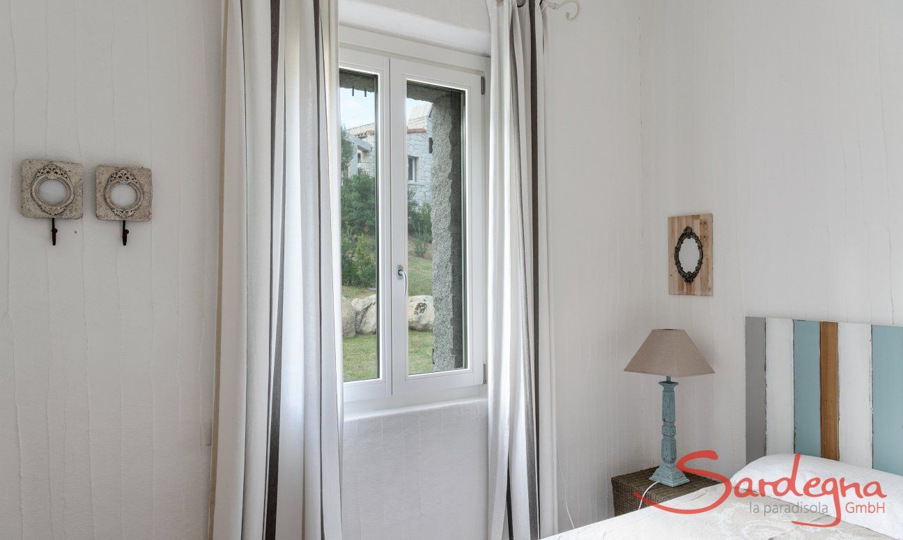 Li Conchi 30 | Badroom 2 with two single beds and window with garden view Presentation of Li Conchi 30