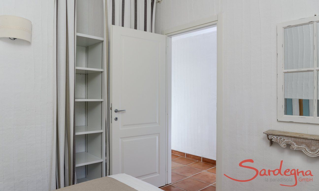 Li Conchi 30 | Entrance door to bedroom 2 with wall closet Presentation of Li Conchi 30