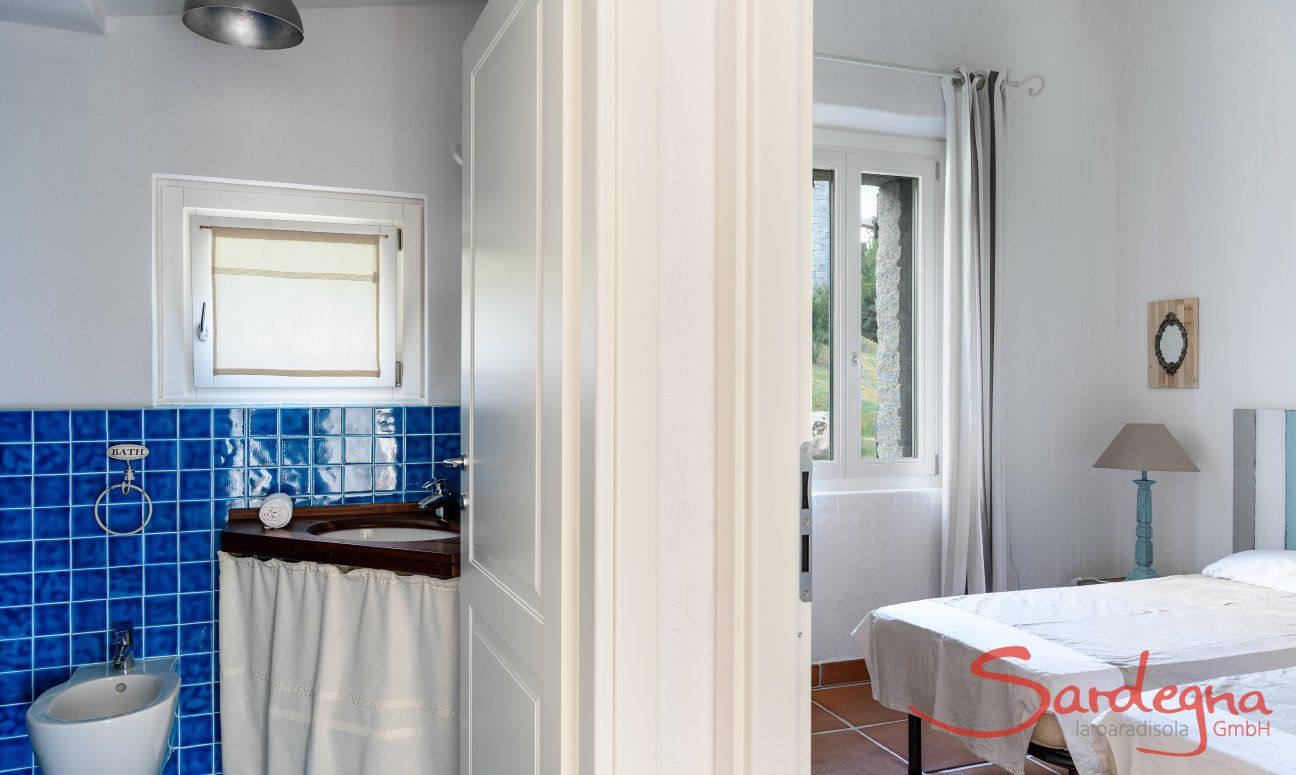Li Conchi 30 | Entrance to bath 2 and the adjacent bedroom 2 with two single beds Presentation of Li Conchi 30