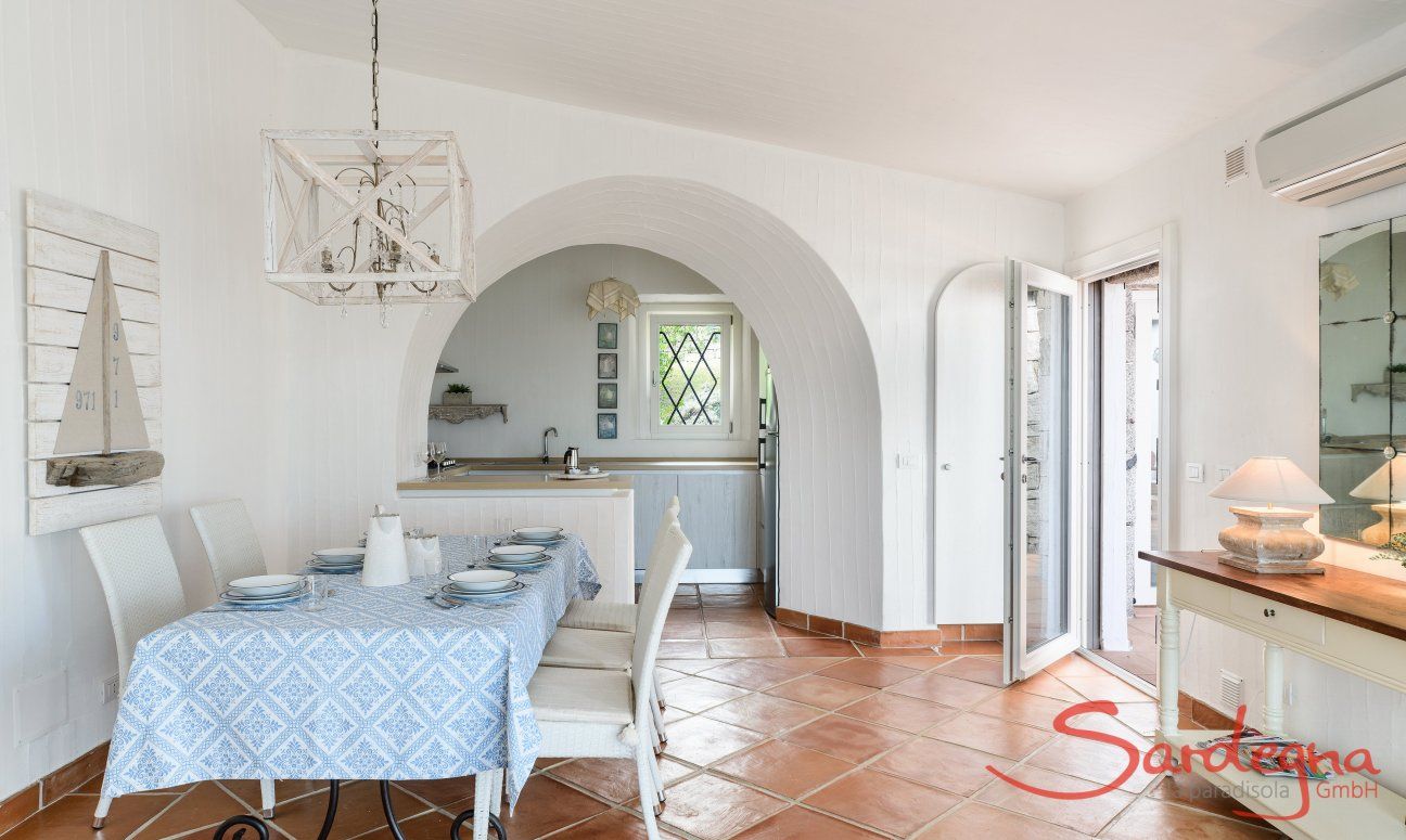 Li Conchi 30 | Dining area with table and view into the kitchen Presentation of Li Conchi 30