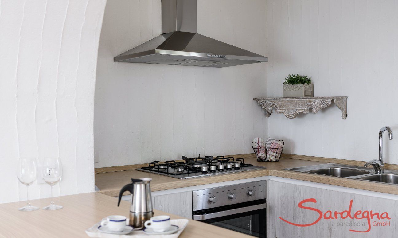 Li Conchi 30 | Kitchen with gas stove and exhaust hood Presentation of Li Conchi 30