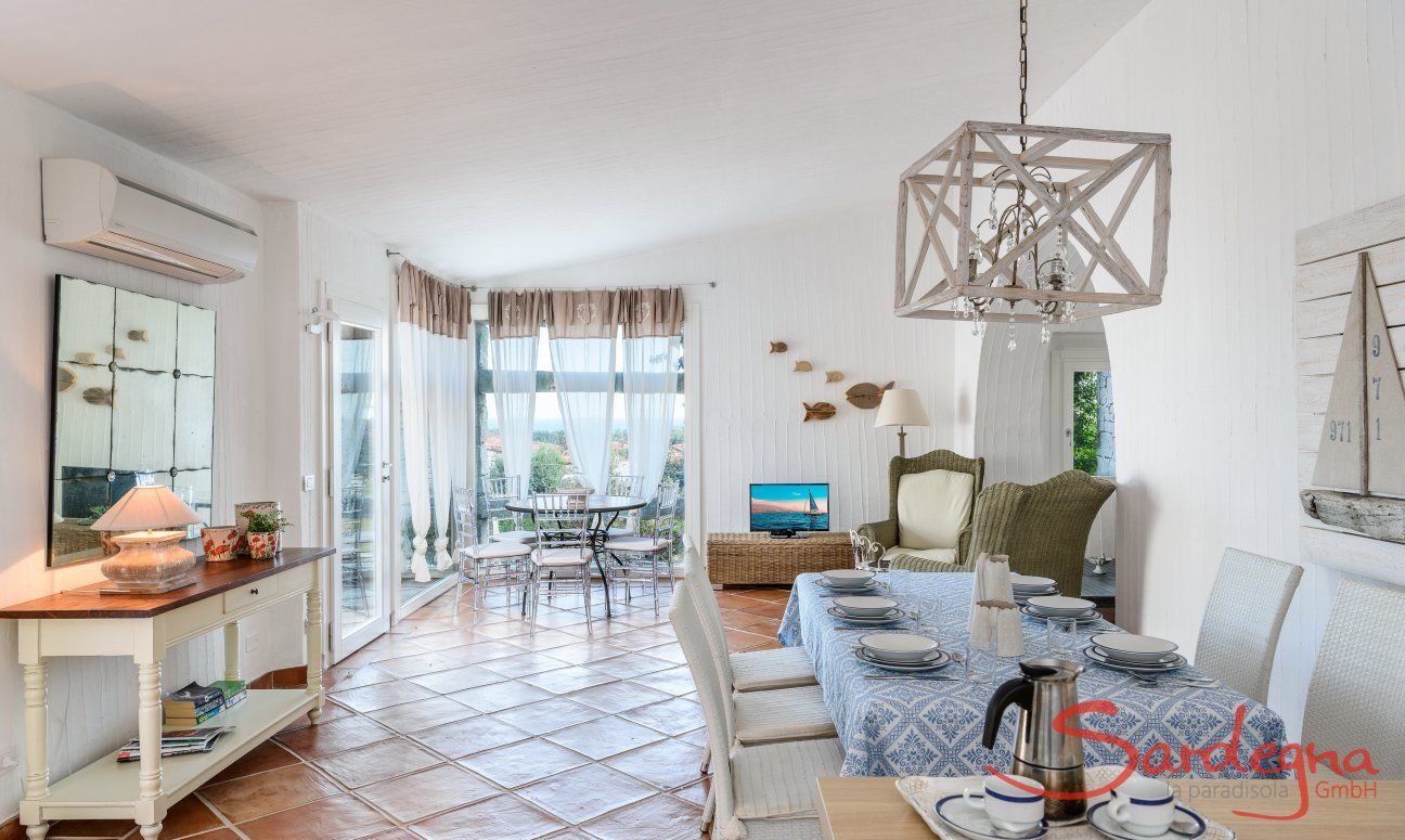 Li Conchi 30 | Living room with entrance and air conditioning, divided into dining area and relax area Presentation of Li Conchi 30