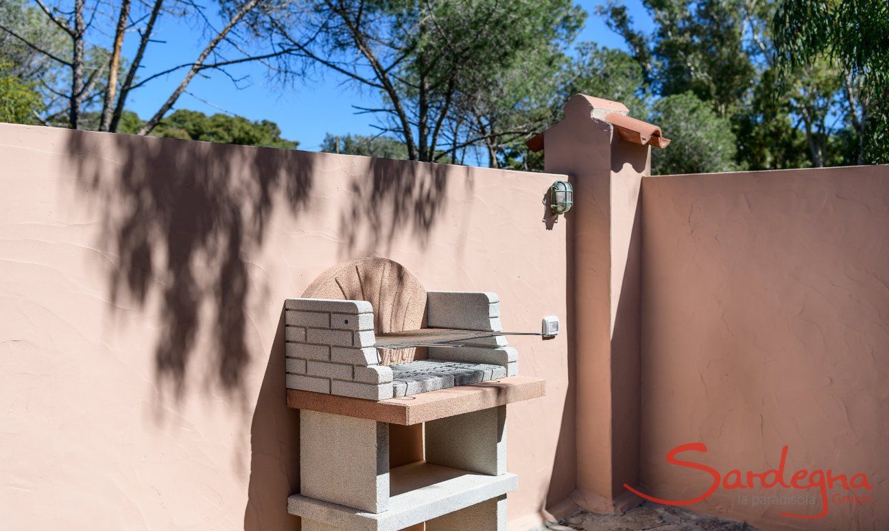 Casa Su Faru 2 | Brick-build barbeque close to the terrace Brick-build barbeque in Su Faru 2 Pula