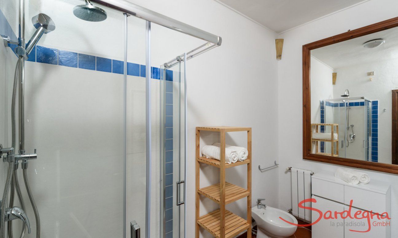Casa Su Faru 2 | Shower in the bath which was rennovated in 2019 Shower in the bath of Su Faru 2 Pula