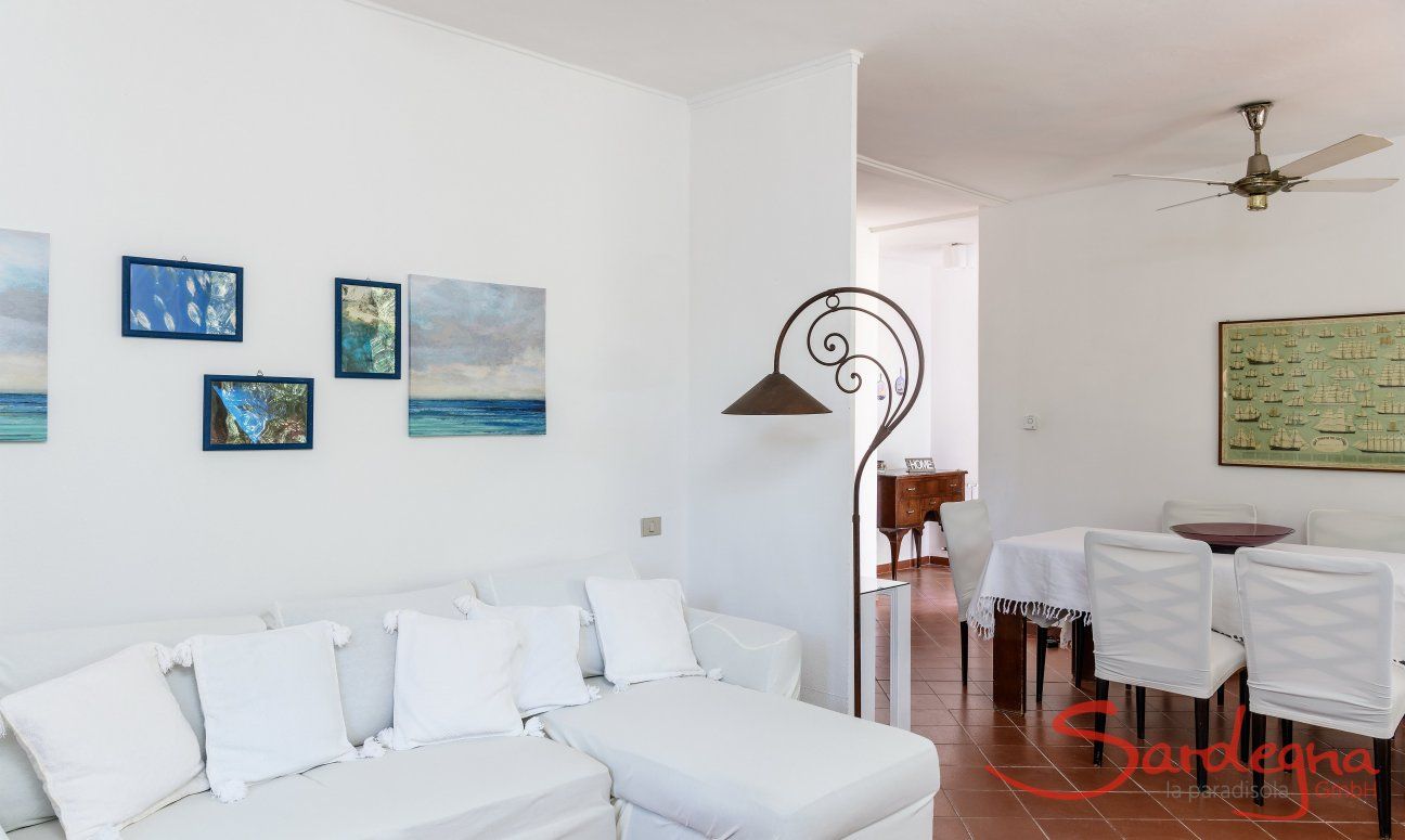 Casa Su Faru 2 | Livingroom with sofa and dining table Livingroom with sofa and dining table in Su Faru 2 Pula