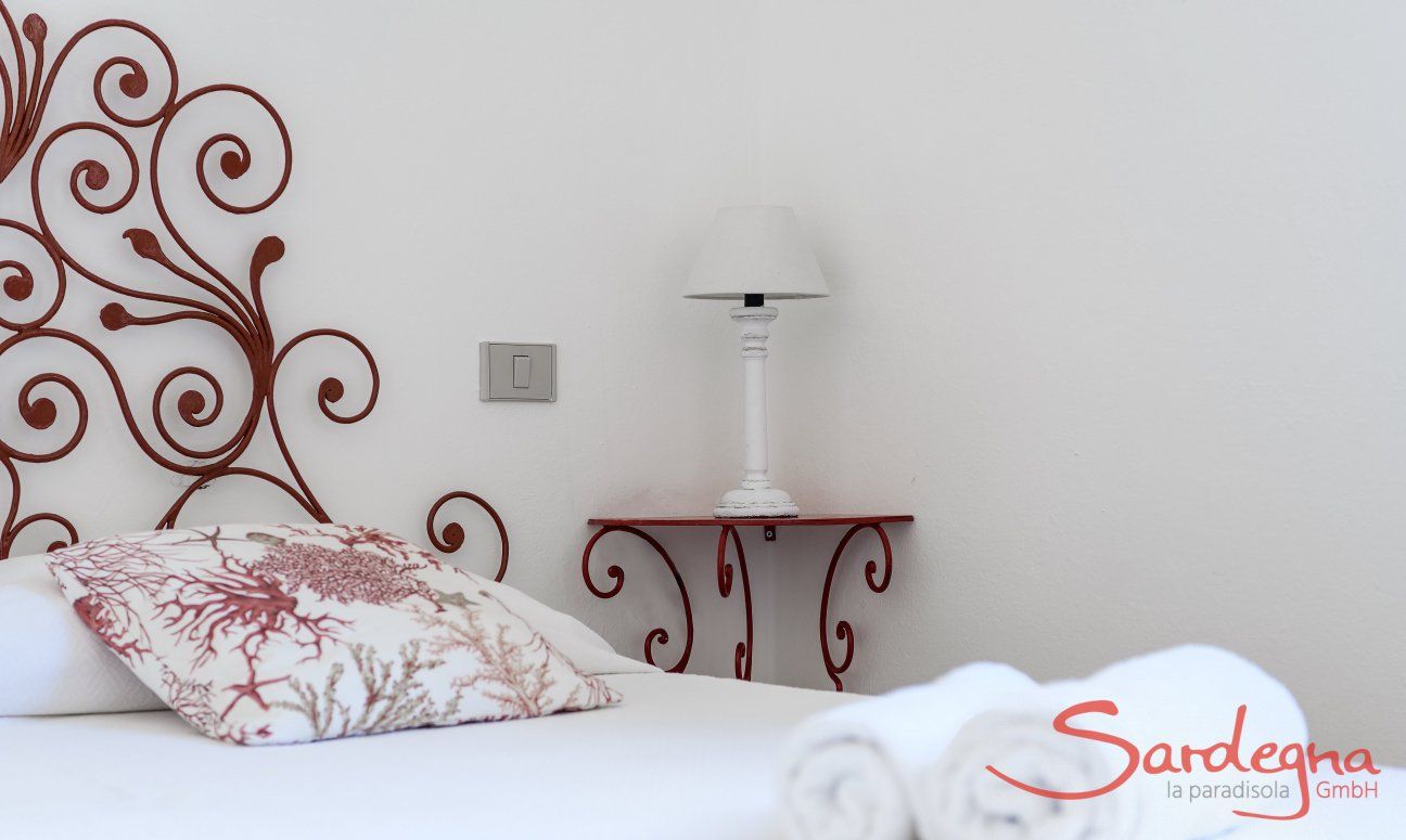 Casa Su Faru 2 | Decorations in wrought iron on the bed and bed table Decorations in wrought iron on the bed and bed table of Su Faru 2 Pula