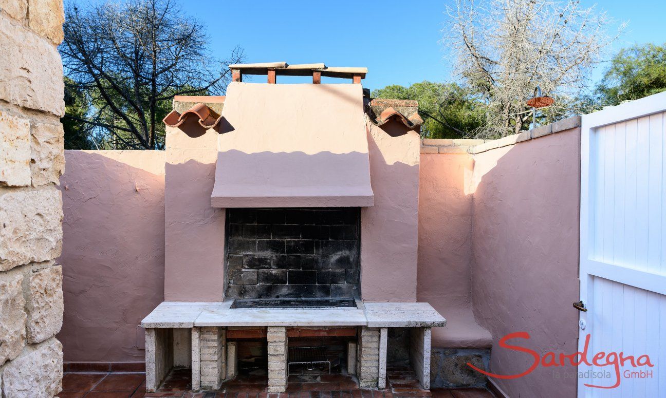 Casa Su Faru 3 | Big brick-built barbecue on the private terrace Big brick-built barbecue Su Faru 3 Pula