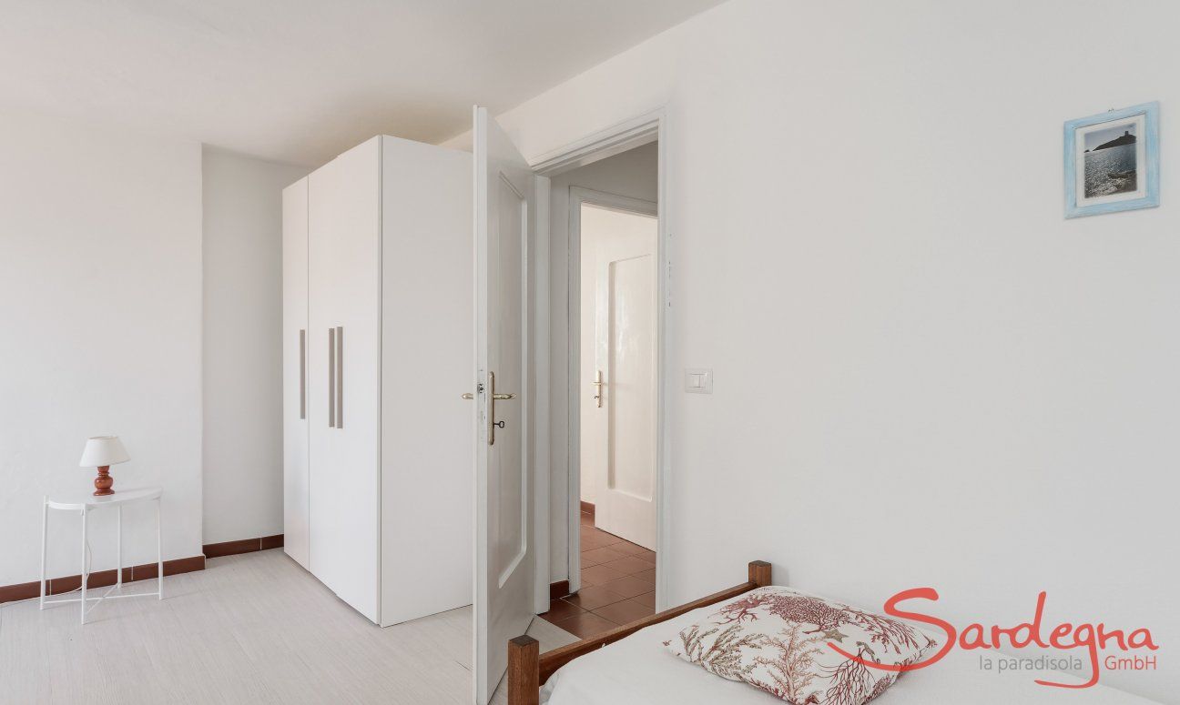 Casa Su Faru 3 | Bedroom 2 with two single beds and cupboard Bedroom with two single beds and cupboard Su Faru 3 Pula