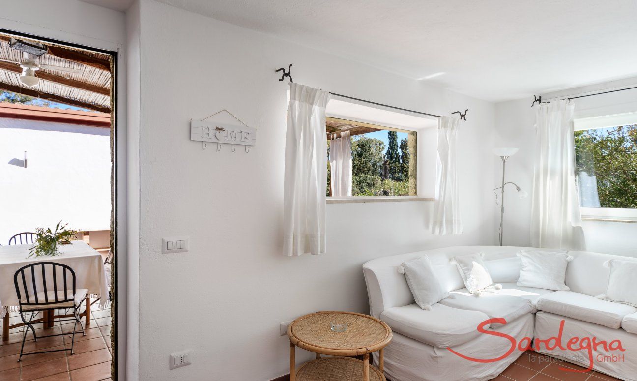 Casa Su Faru 3 | Sofacorner in the living room with garden view and access to the terrace Sofacorner with garden view and access to the terrace of Su Faru 3 Pula