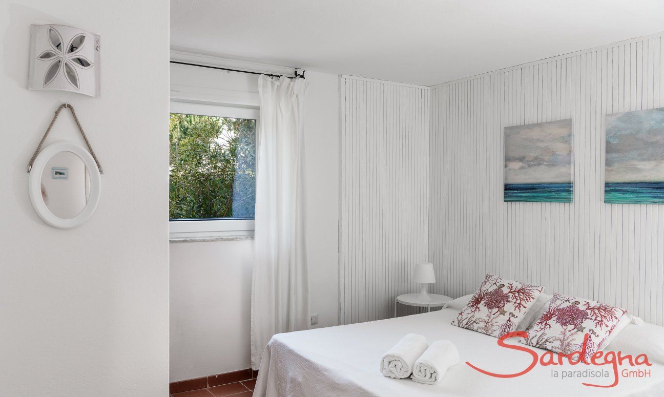 Casa Su Faru 3 | Bedroom 1 with double bed and window to the garden Bedroom with double bed and window to the garden of Su Faru 3 Pula