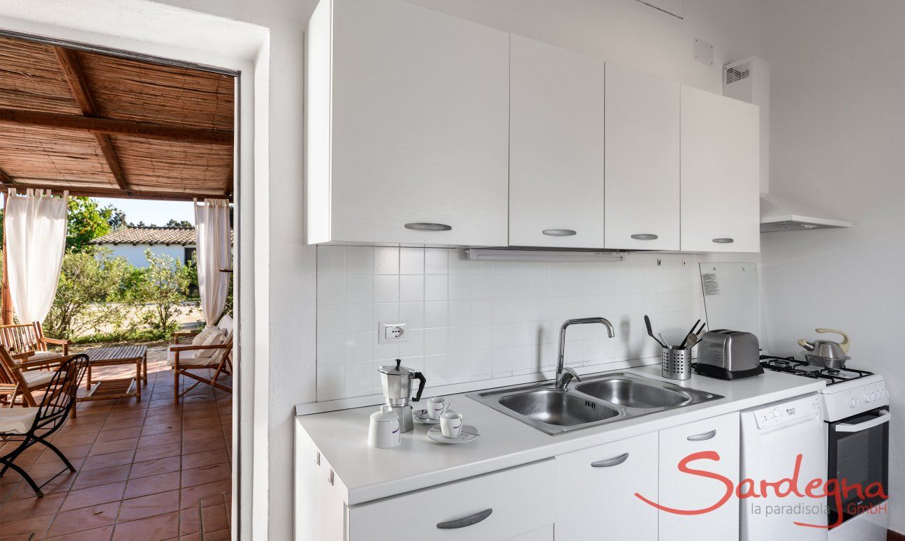 Casa Su Faru 3 | Kitchen with door to the terrace, pratical for eating outside Kitchen with door to the terrace Su Faru 3 Pula