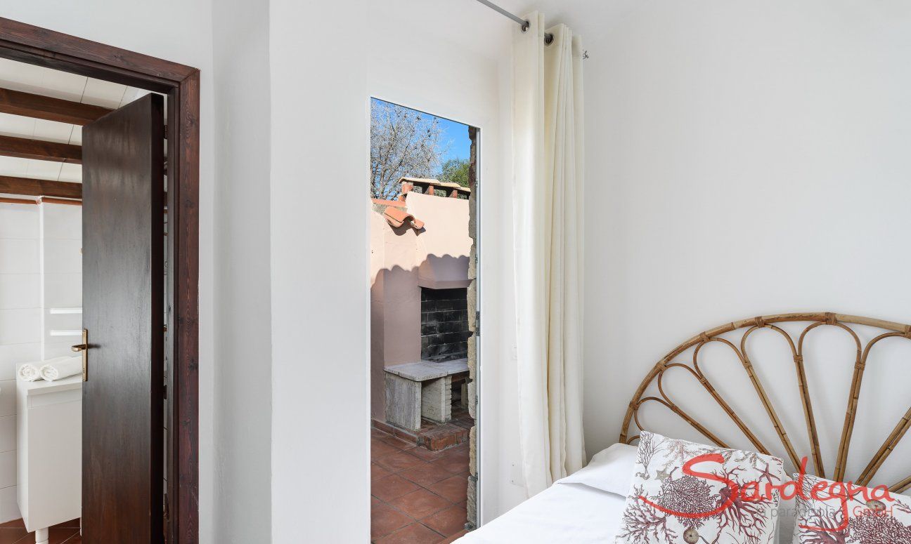 Casa Su Faru 3 | Small bedroom 3 with double bed and private bath and terrace Small double room with bath and terrace Su Faru 3 Pula