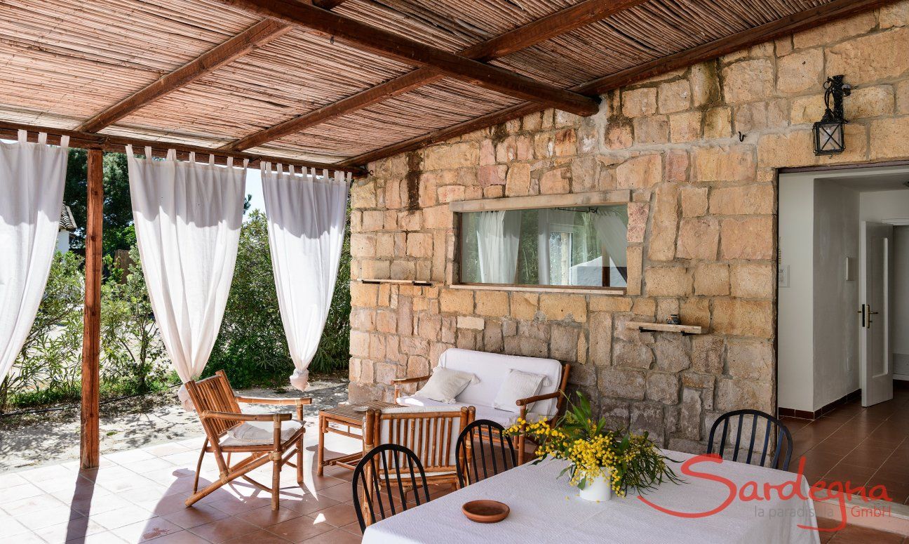 Casa Su Faru 3 | Roofed terrace with dining table and sofa Roofed terrace Su Faru 3 with dining table and sofa