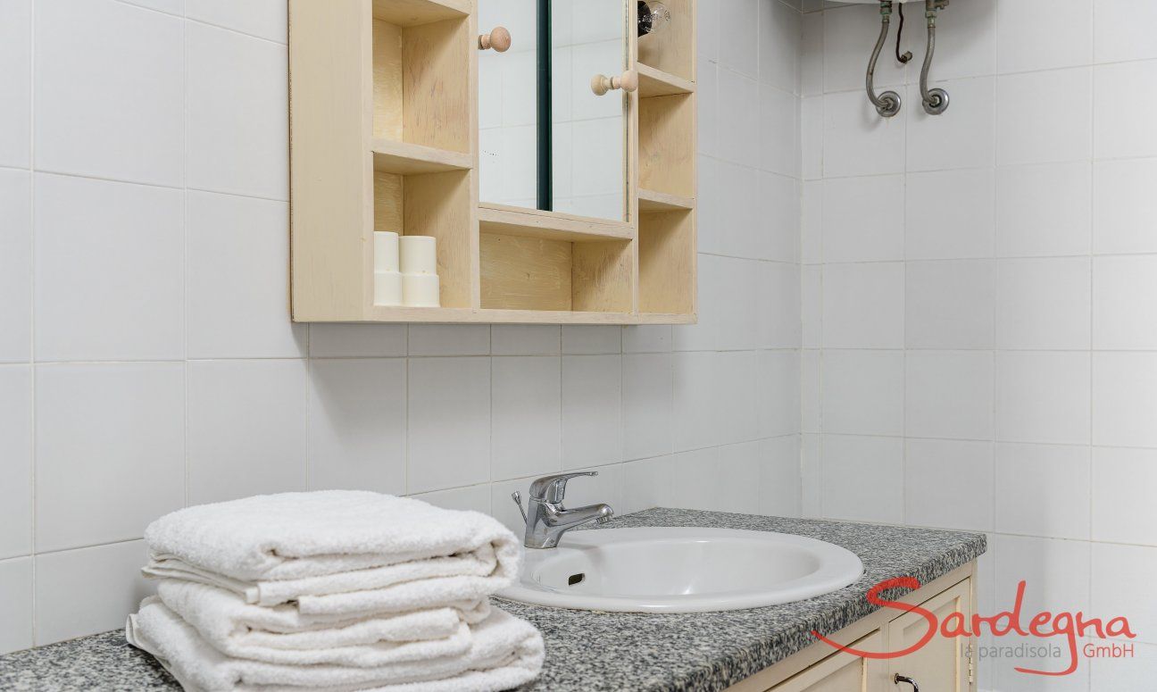 Casa 1 | Bath 1 with courtesy towels Casa 1 Sant Elmo South Sardinia