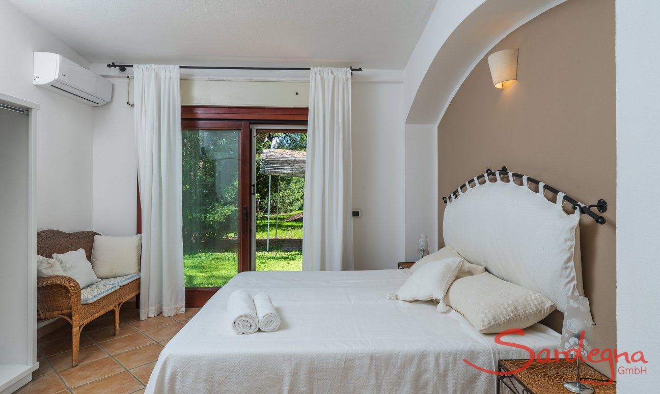 Apartment Orri 1 | Bedroom 1 with double bed and direct access to the garden Orri 1 Tortoli, East Sardinia