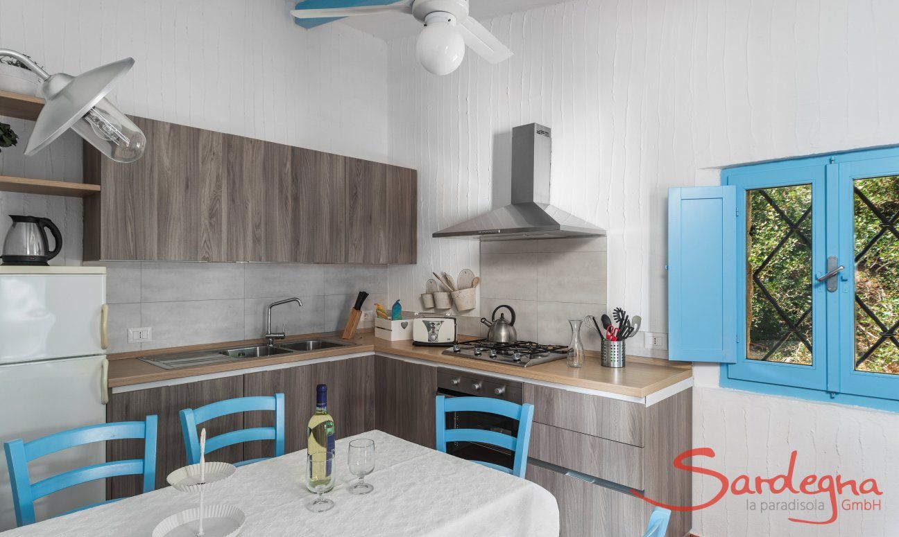 Casa 17 | Fully equipped kitchen with dining table Casa 17, Sant Elmo, South Sardinia