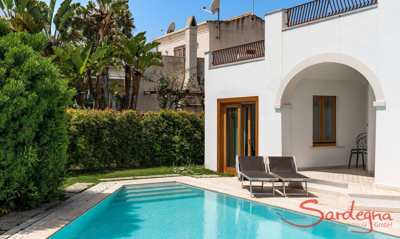 Villa del Campo | Practical staircaise in the private pool Villa del Campo, Is Molas, Pula