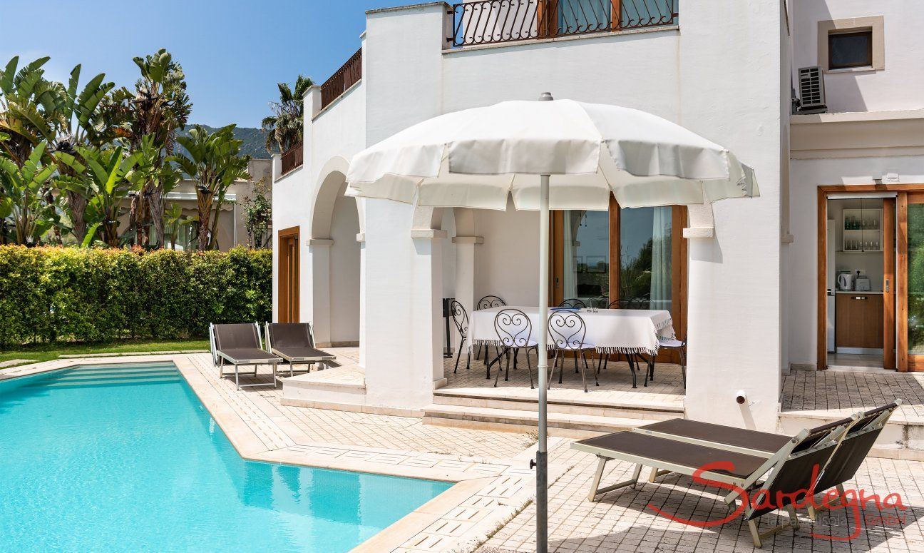 Villa del Campo | View of the house with pool, terrace and dining table View of the house with pool, terrace and dining table