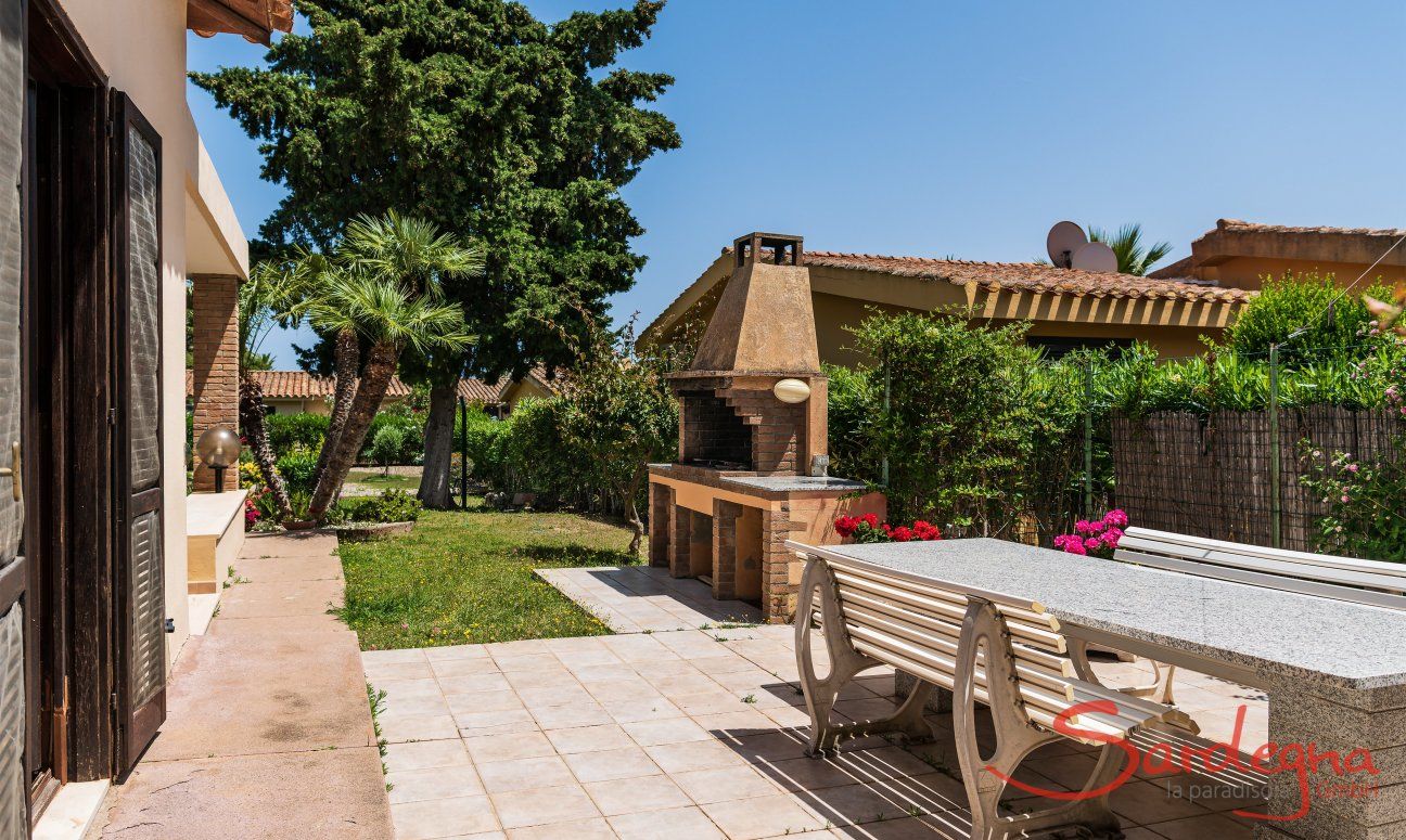 Villa Palme | Area equipped with brick barbeque and big dining table Villa Palme, Costa Rei