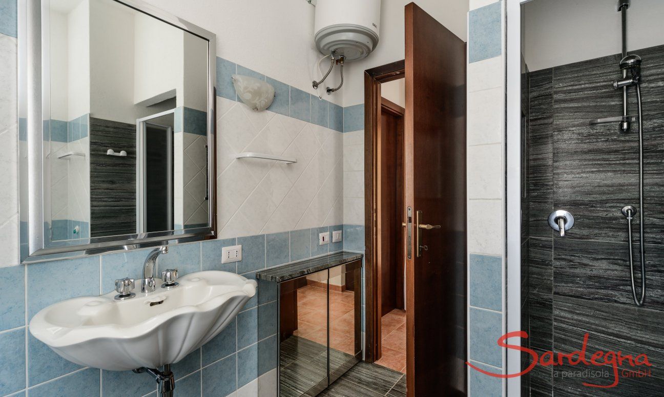 Villa Palme | Bath 1 with shower and bathtub Villa Palme, Costa Rei