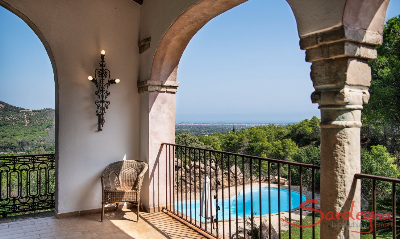 Villa Fiorita | Roofed terrace with panoramic views over the valley all the way to the sea Portrait of the villa