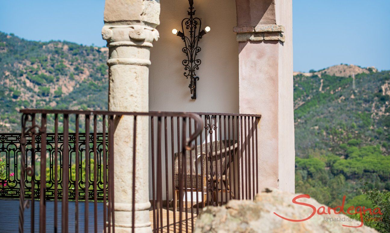 Villa Fiorita | The rustic, architectural elements nestle perfectly in the nature Portrait of the villa